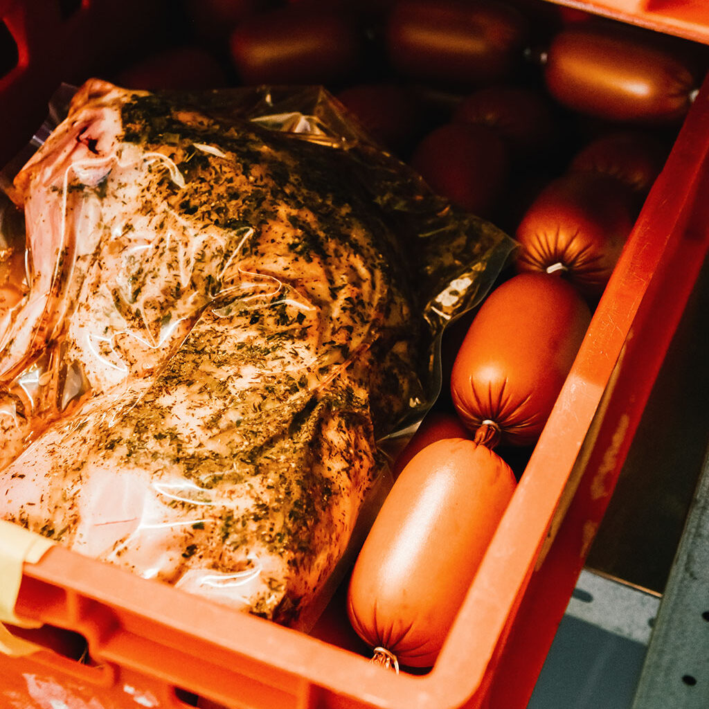 Schinkenherstellung mariniertes Fleisch und Wurst Hof Jaeger