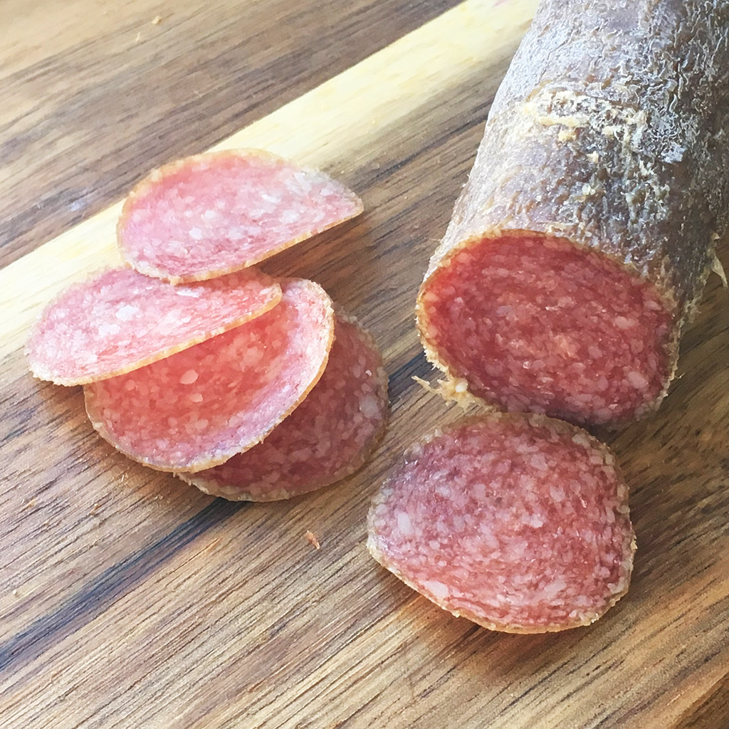 Salami frisch angeschnitten Hof Jaeger